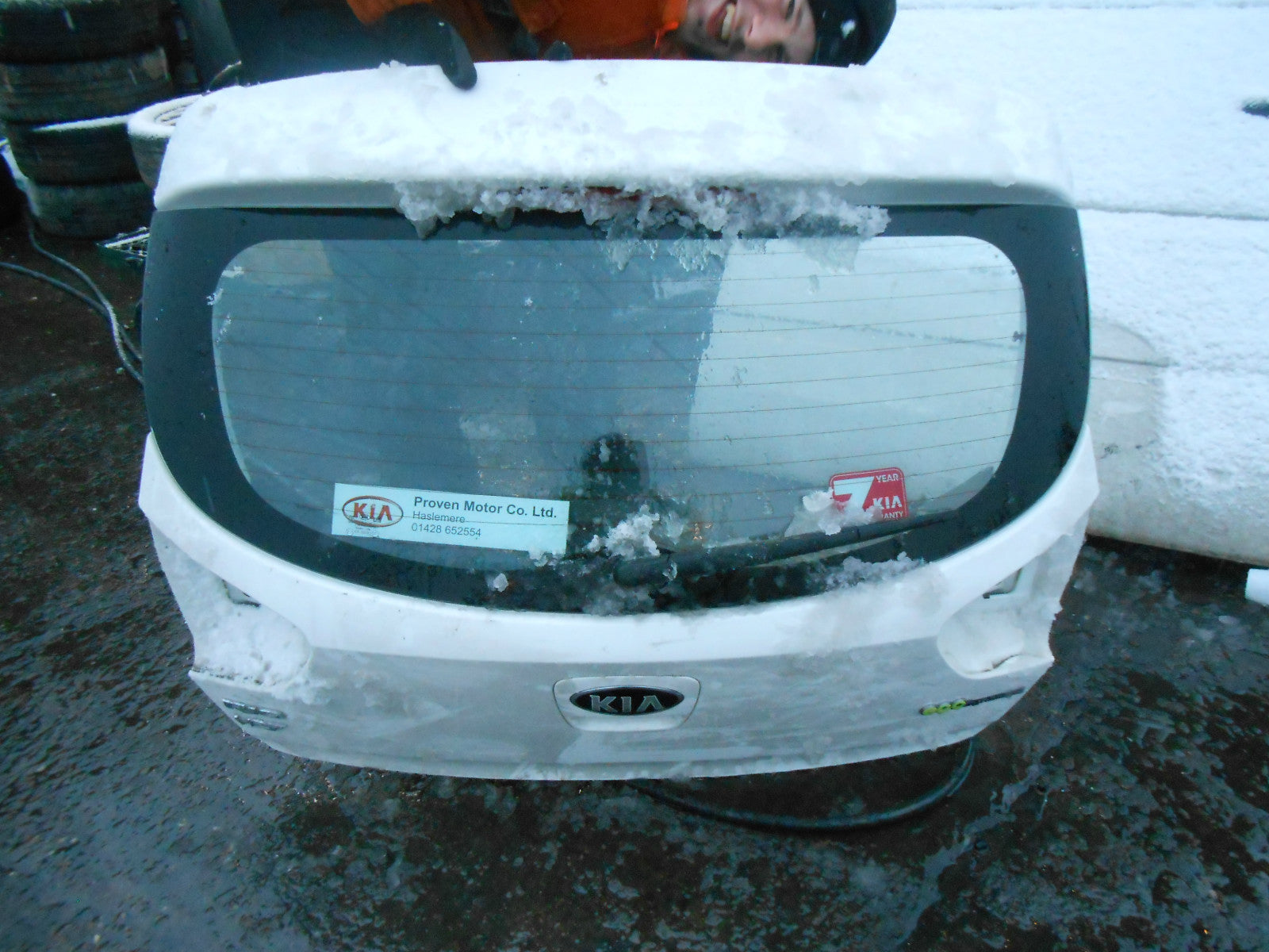 KIA RIO MK3 2014 HATCHBACK BOOTLID TAILGATE WIPER MOTOR GLASS BADGE WHITE