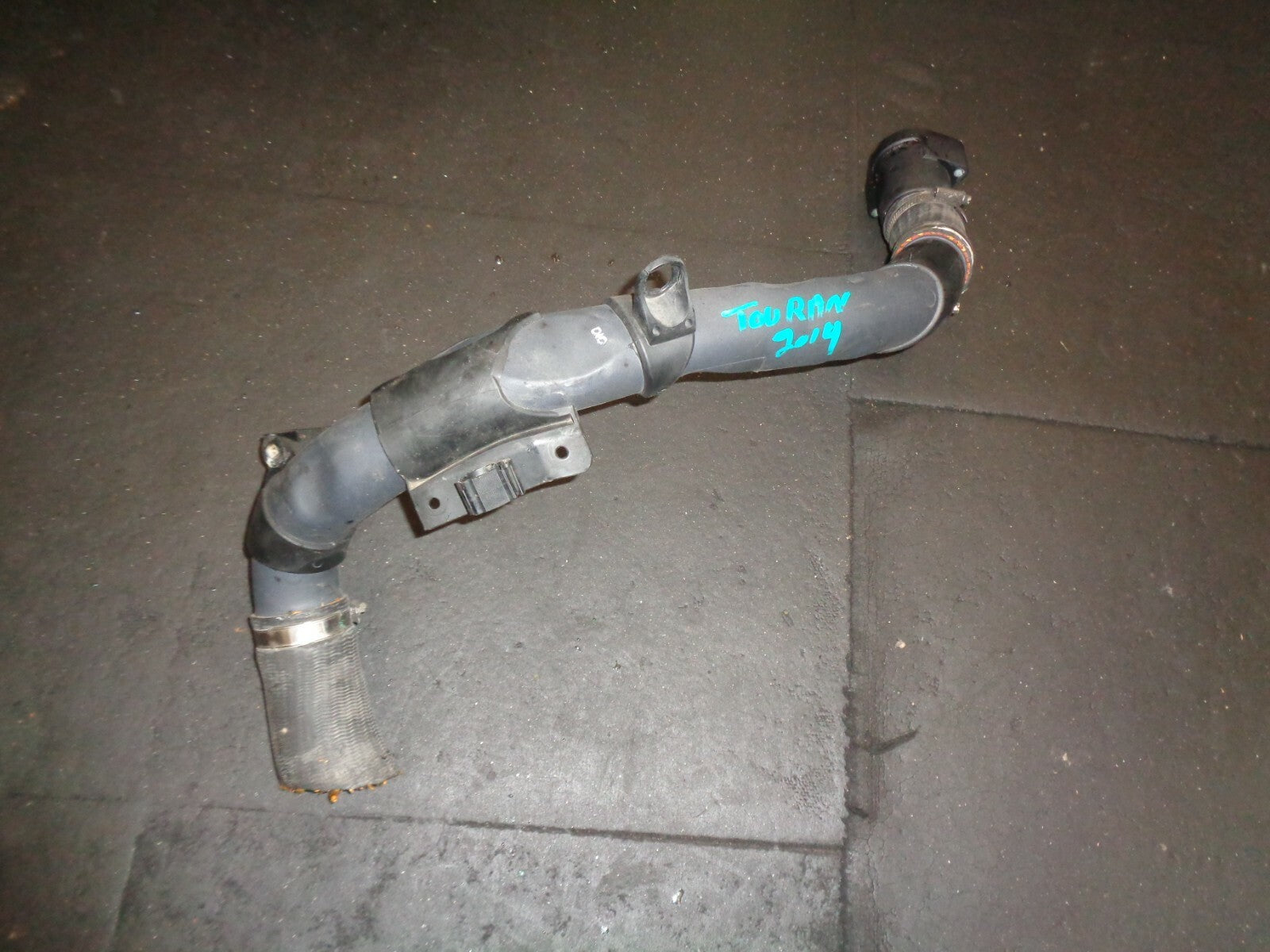 VW VOLKSWAGEN TOURAN 2014 1.6 DIESEL INTERCOOLER PIPE HOSE 1K0145840AA