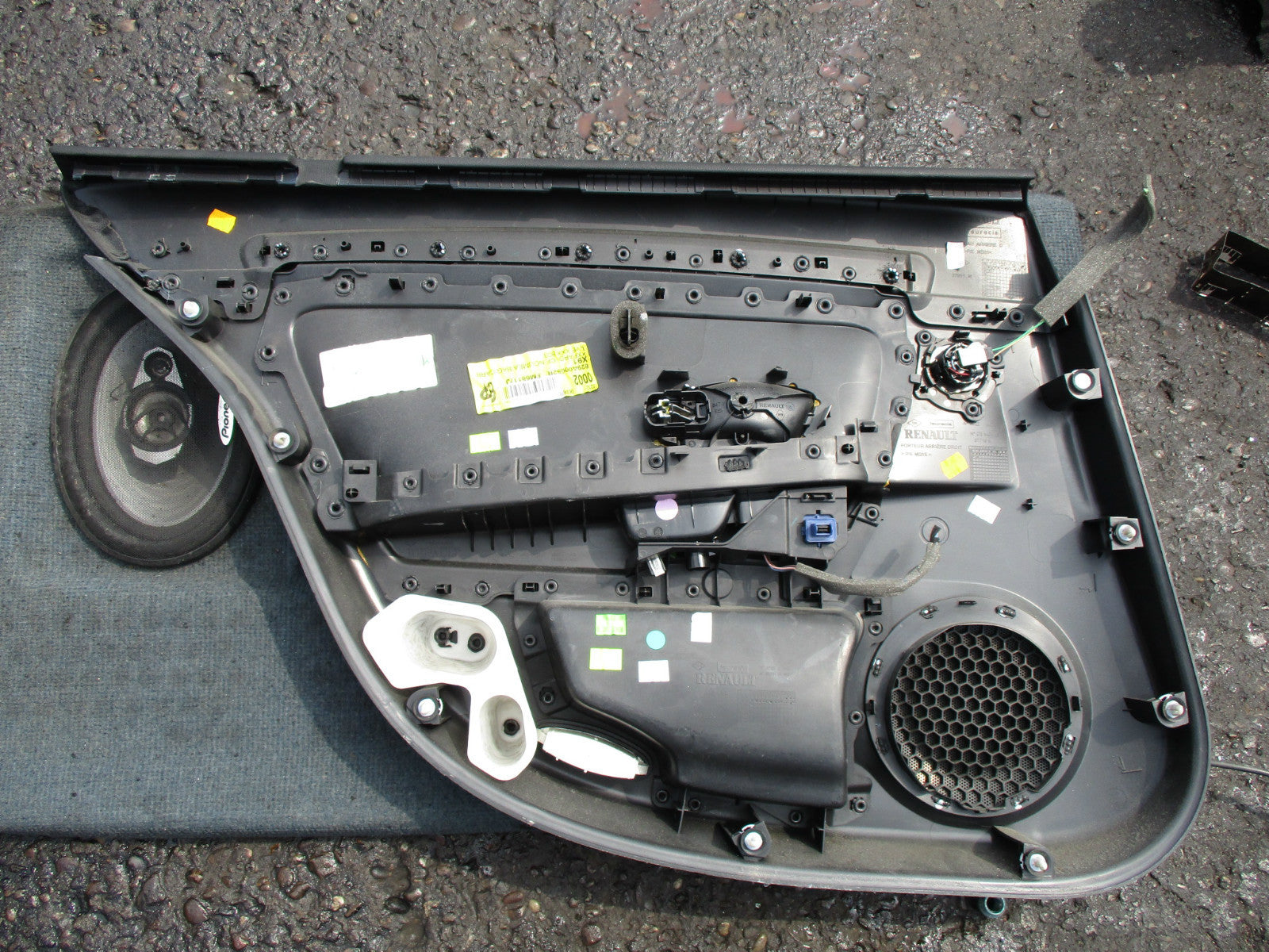 RENAULT LAGUNA MK3 2008 OSR DRIVER SIDE REAR PLASTIC DOOR CARD PANEL