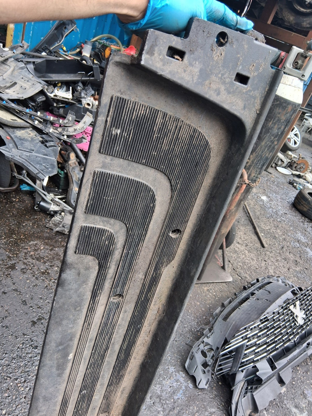 2020 MERCEDES BENZ SPRINTER NS PASSENGER SIDE SLIDING DOOR STEP TRIM A9106860500