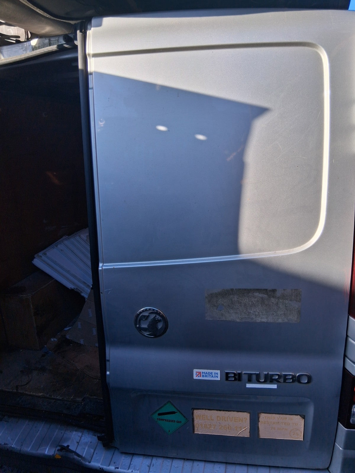 2017 VAUXHALL VIVARO MK2 OSR DRIVER SIDE REAR RIGHT COMPLETE DOOR SILVER L193