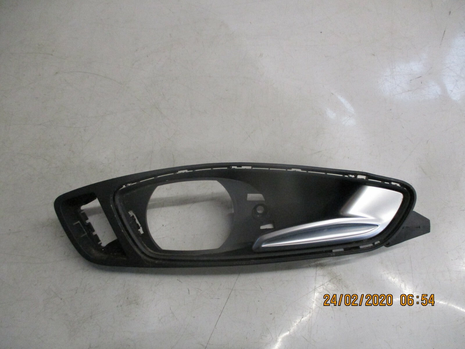 AUDI A1 MK1 8X 2017 OS DRIVER SIDE INTERIOR DOOR HANDLE BRACKET 8X0837020D
