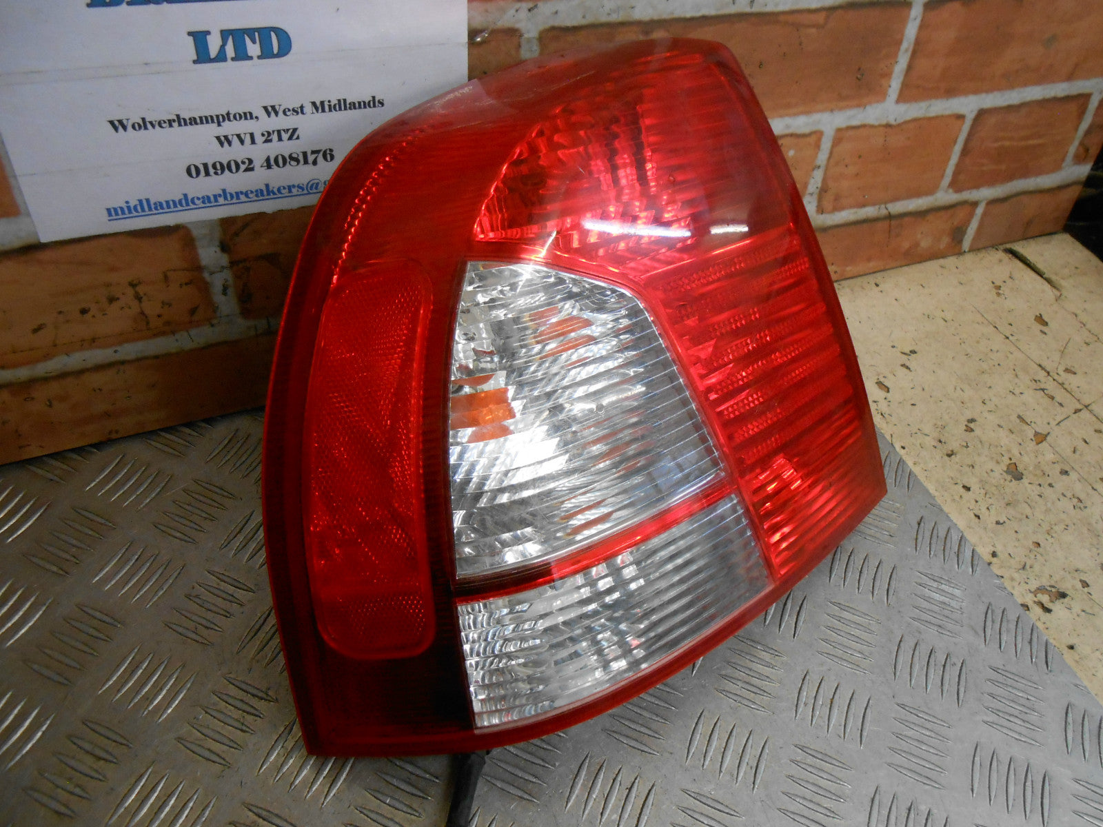 KIA SHUMA MK1 2002 NSR PASSENGER SIDE REAR BRAKE TAIL LIGHT CLUSTER UNIT