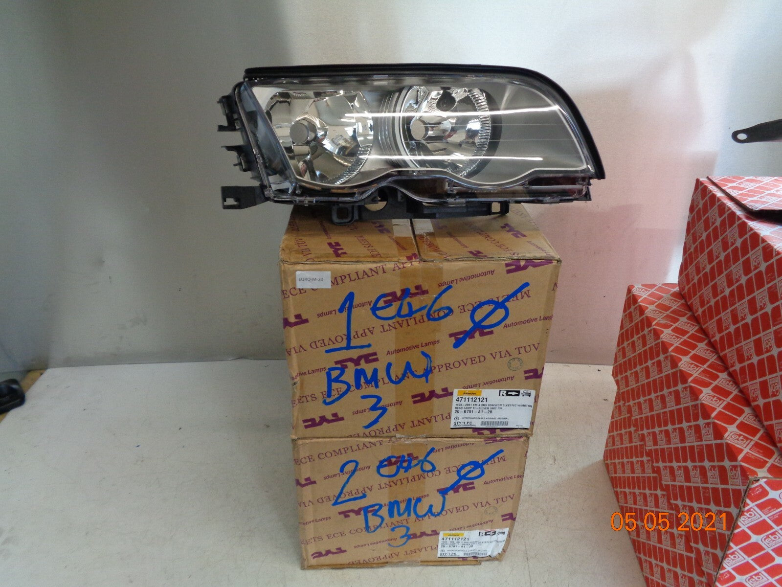 BMW 3 SERIES E46 1998 2001 OS DRIVER SIDE CHROME HEADLIGHT 471112121 20B701A12B