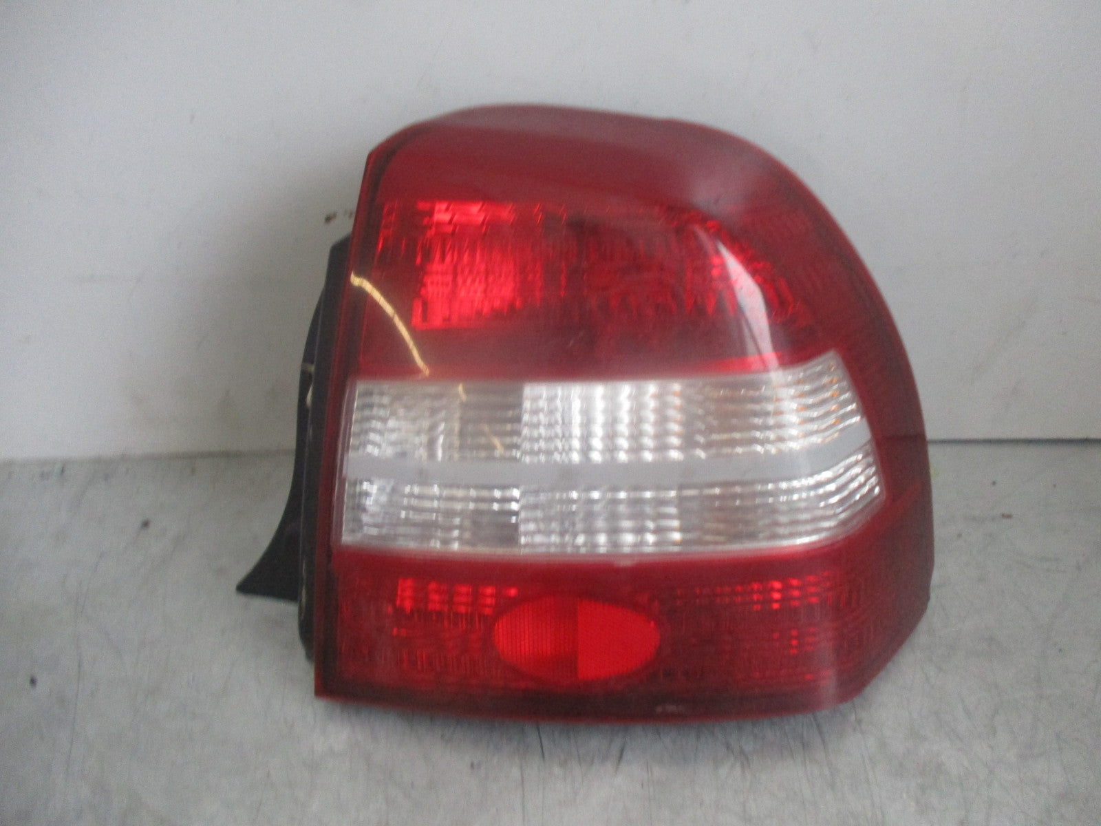 Kia Shuma used os driver rear lamp light with bulb holders RH 96-01 OK2B151140