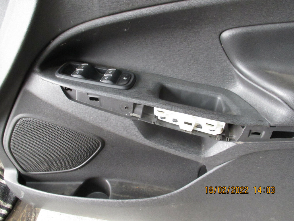 FORD ECOSPORT 2016 OSF DRIVER SIDE FRONT PLASTIC DOOR CARD PANEL TRIM SWITCH