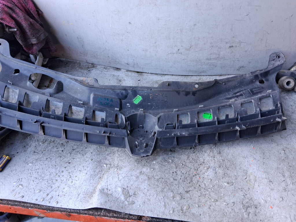 2006 VAUXHALL ASTRA H FRONT GRILLE AND CHROME CENTRE BADGE GRILL 13108471