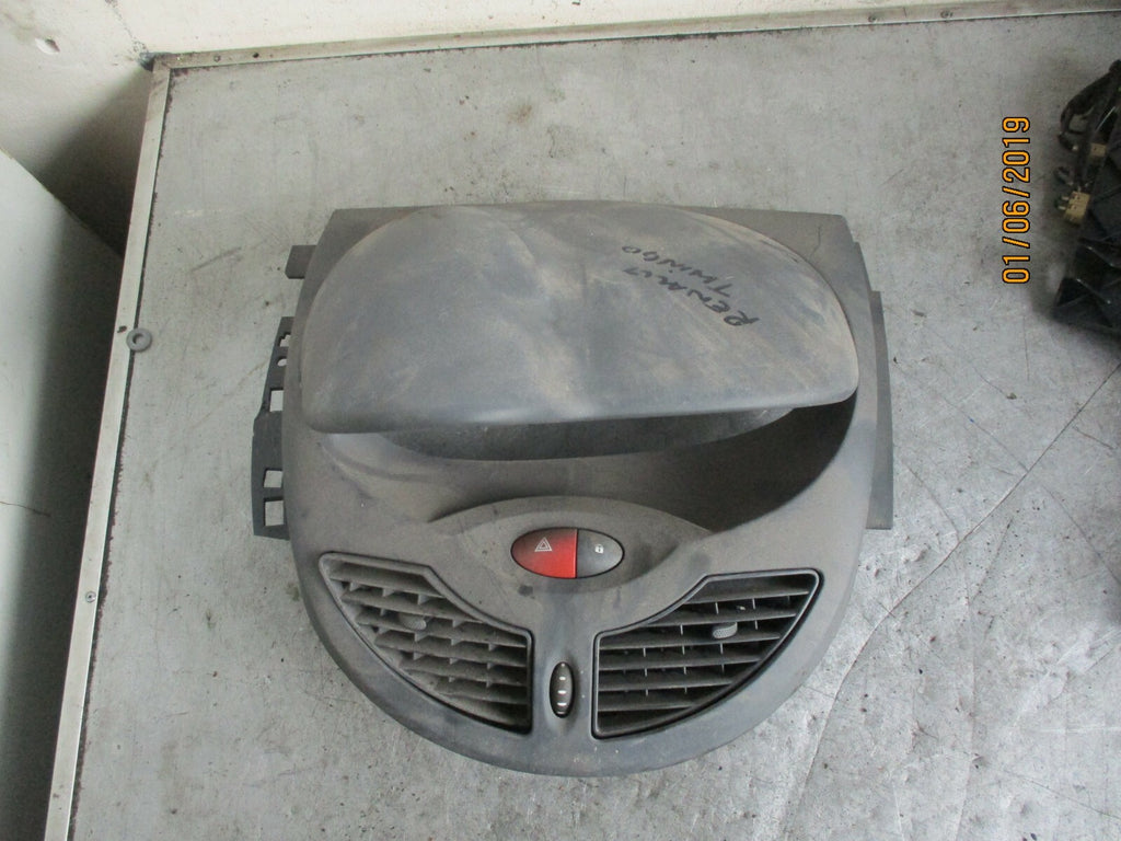 RENAULT TWINGO MK2 AIR VENTS SPEEDO SURROUND TRIM & HAZARD SWITCH 8200536599
