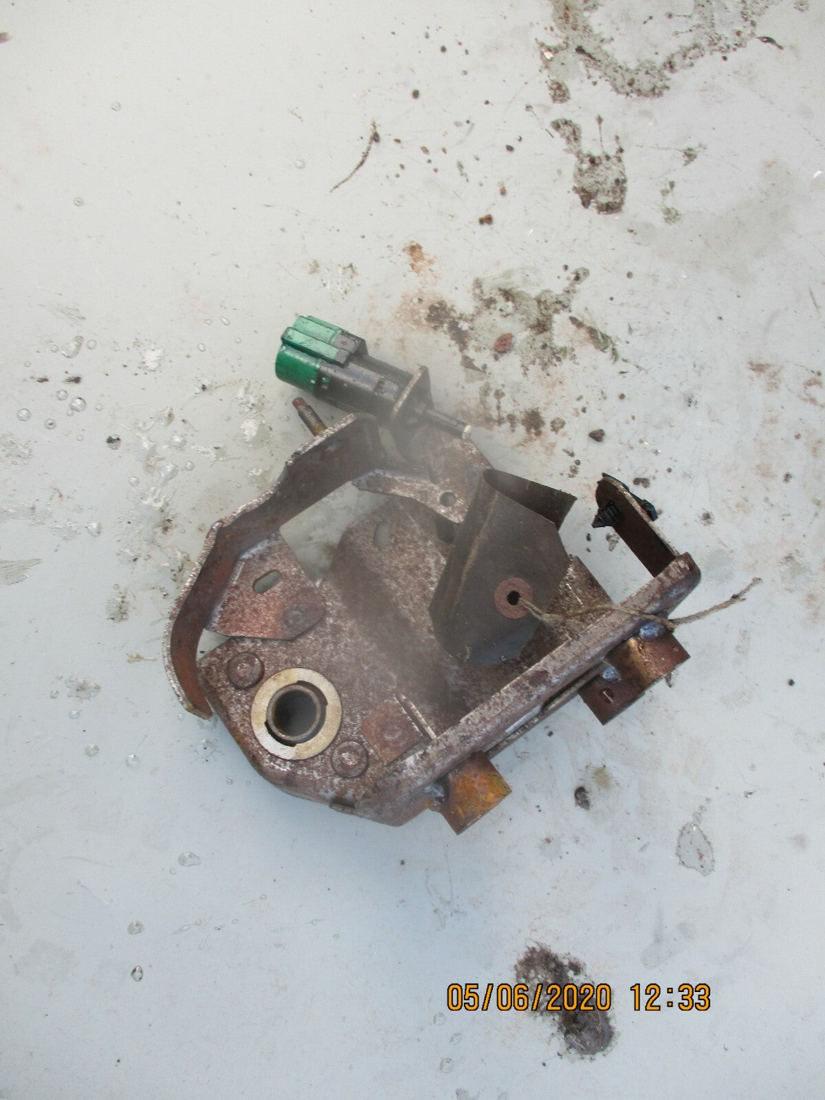 PEUGEOT 207 308 BRAKE LIGHT SWITCH 9670430580 WITH MOUNTING BRACKET PLATE