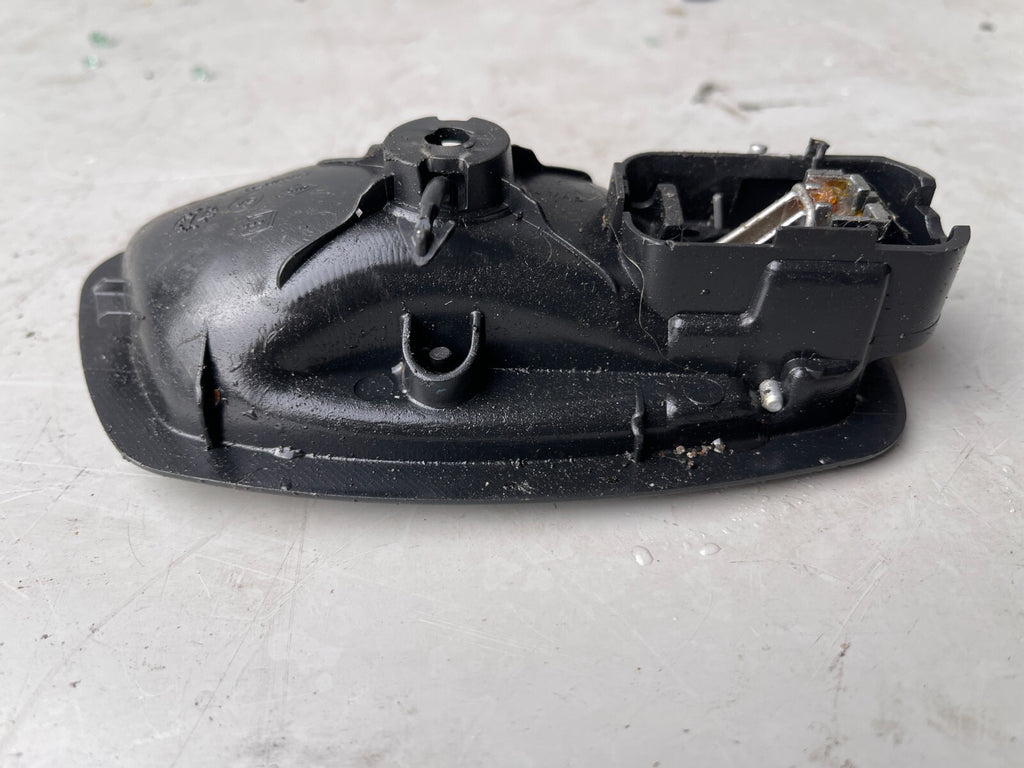 2014 CLIO RENAULT PASSENGER SIDE INTERIOR DOOR HANDLE 826730001R