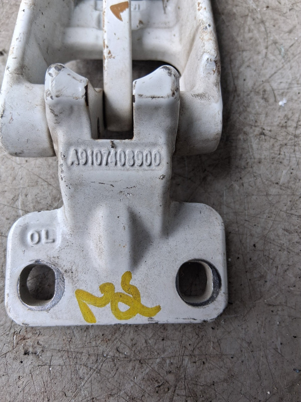 MERCEDES BENZ SPRINTER 2022 W907 NSR PASSENGER REAR DOOR HINGE PAIR A9107408900