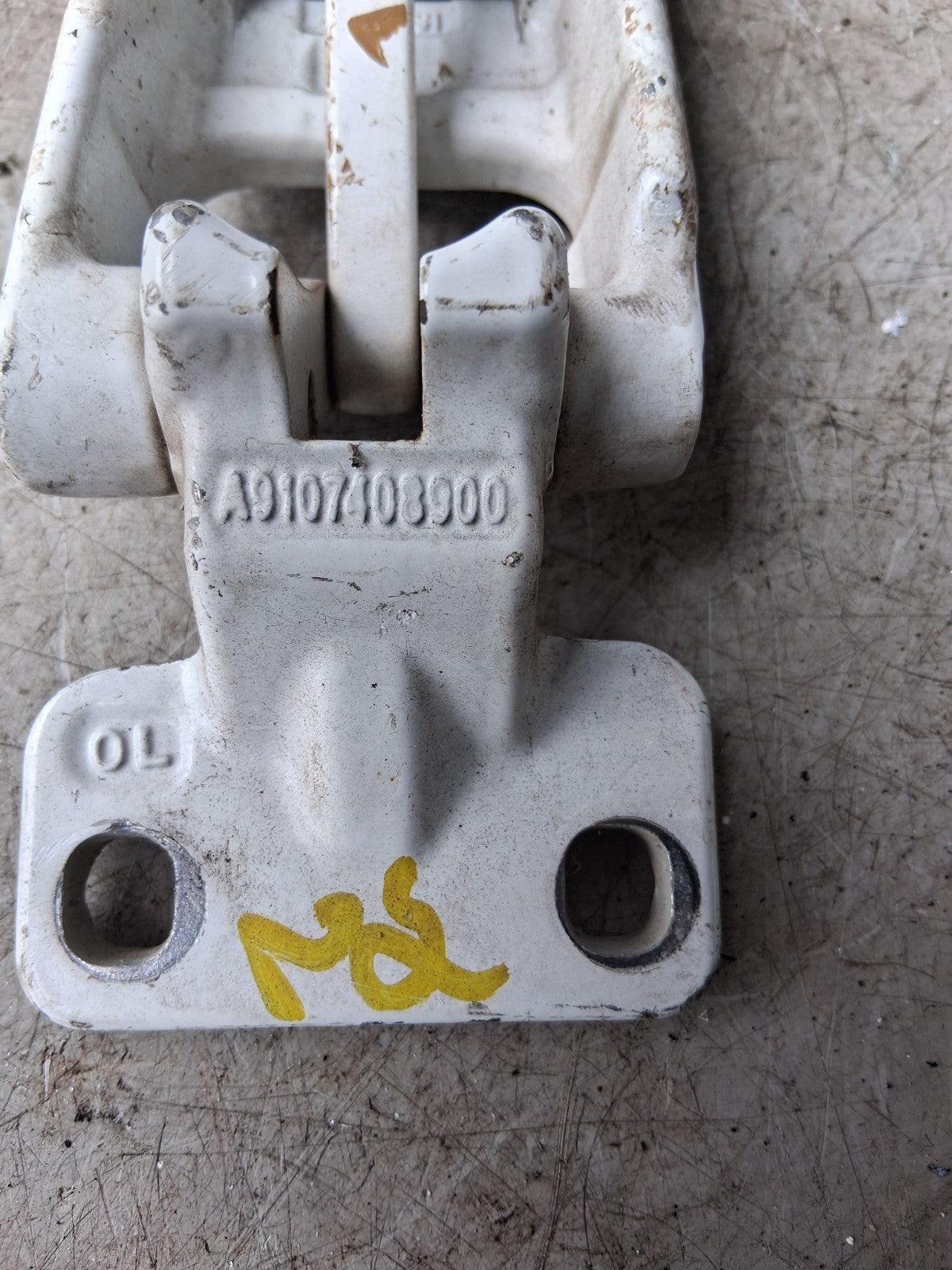 MERCEDES BENZ SPRINTER 2022 W907 NSR PASSENGER REAR DOOR HINGE PAIR A9107408900