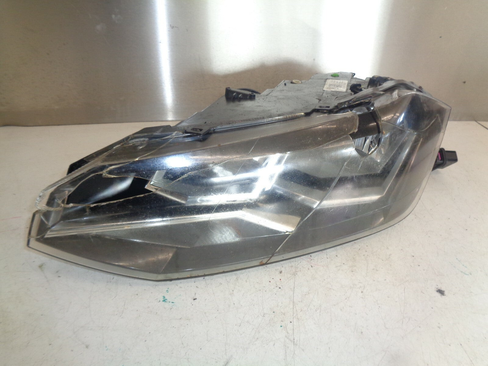 VW VOLKSWAGEN POLO NSF PASSENGER SIDE FRONT HEADLIGHT HEADLAMP 2G2941005 DAMAGED