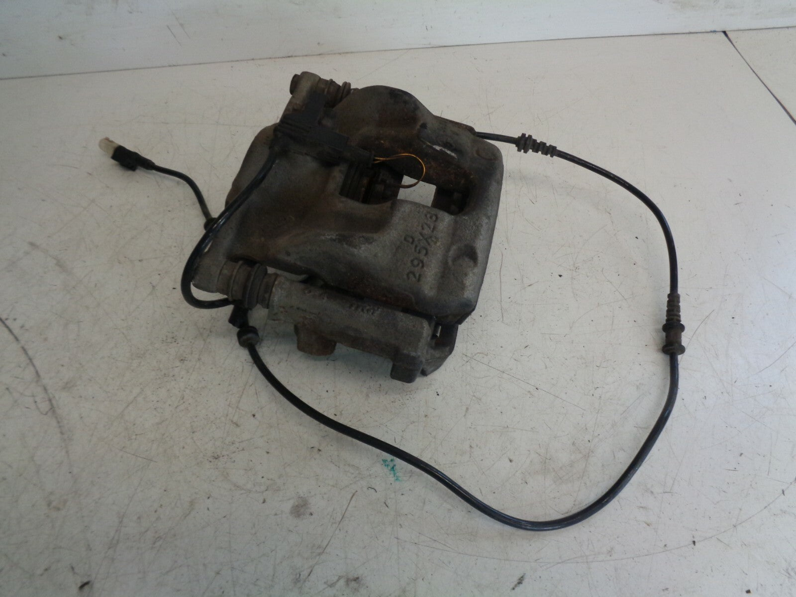 MERCEDES BENZ 2018 2.1 DIESEL A200d DRIVER SIDE FRONT BRAKE CALIPER WITH SENSOR