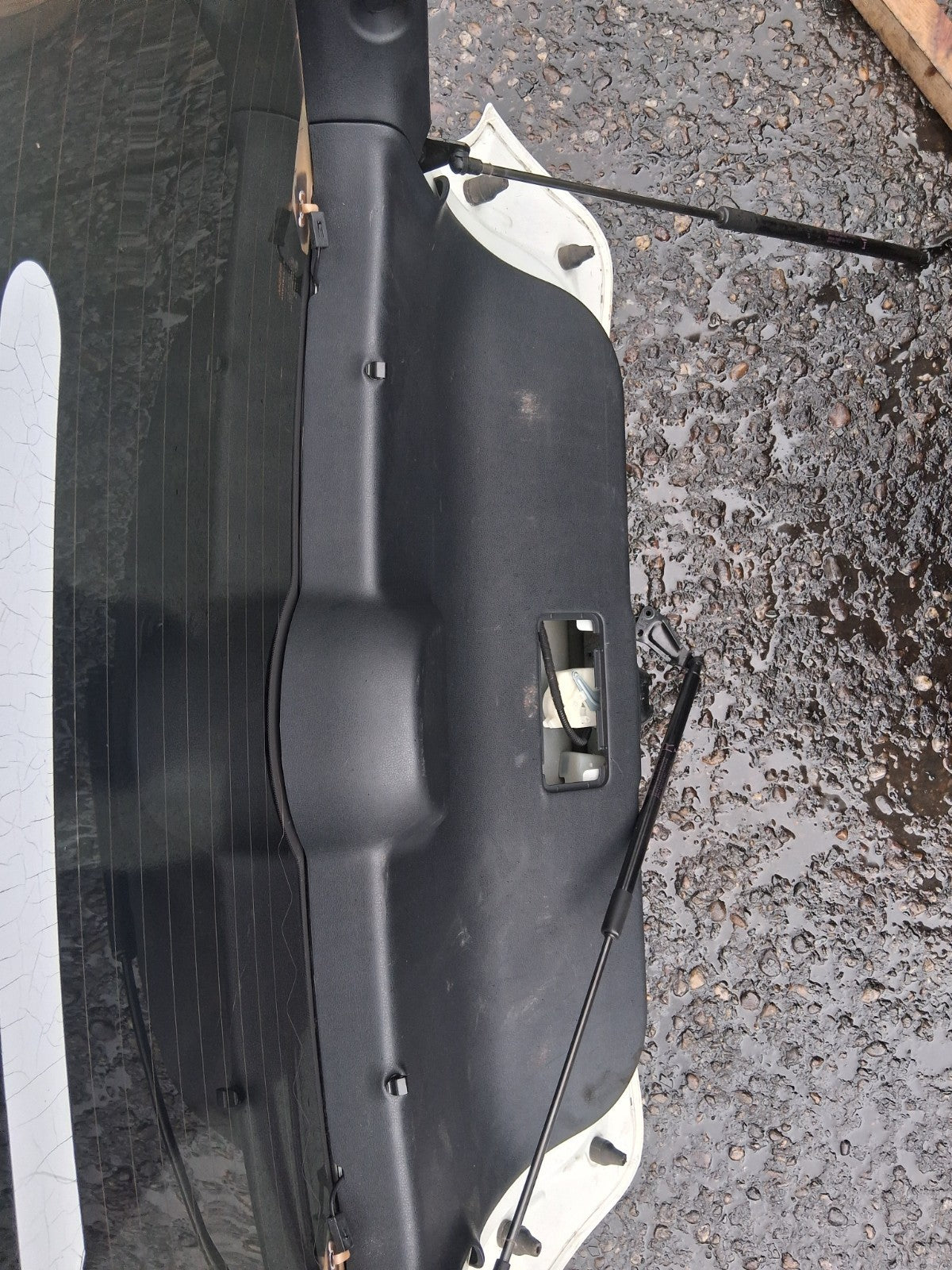 2016 NISSAN JUKE MK1 REAR COMPLETE TAILGATE BOOTLID WHITE