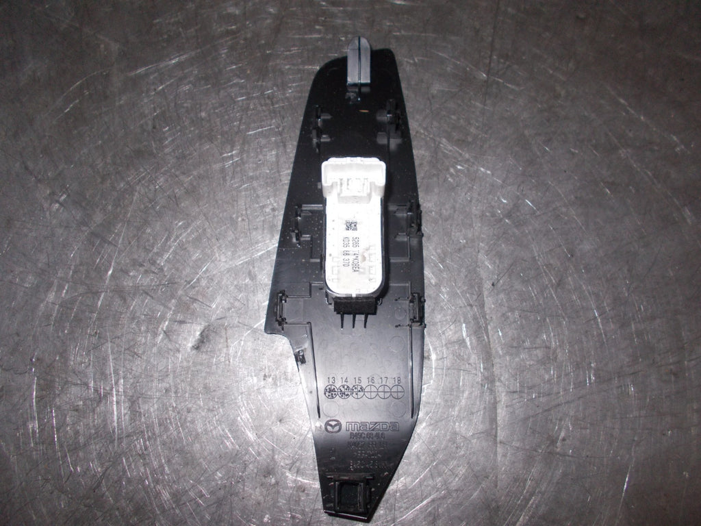 MAZDA 3 BM (MK3) 2016 5 DOOR NSF PASSENGER FRONT WINDOW SWITCH KD3566370