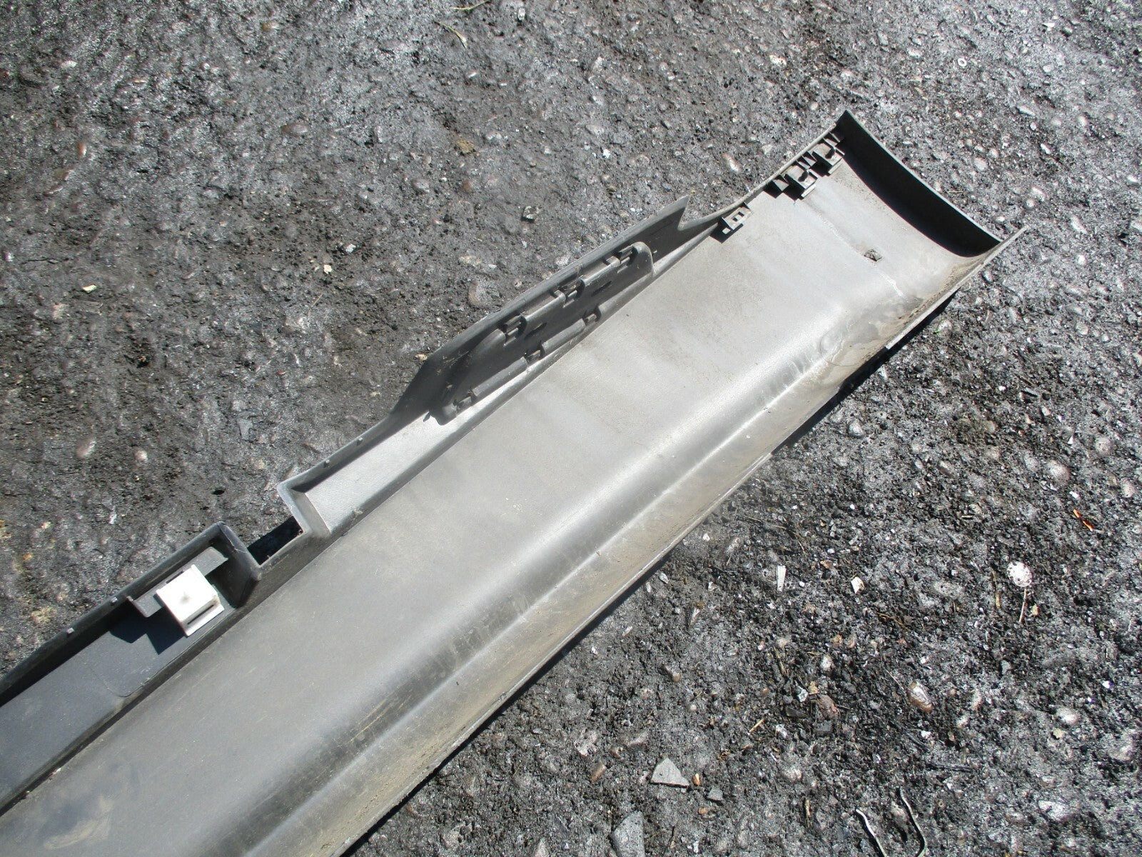 BMW 1 SERIES E87 2006 OS DRIVER SIDE SKIRT PLASTIC SILL COVER IN SILVER GREY