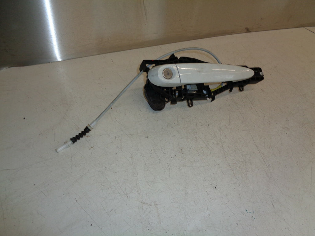 BMW 1 SERIES F21 2018 3DOOR OS DRIVER SIDE DOOR EXTERIOR HANDLE + BRACKET WHITE