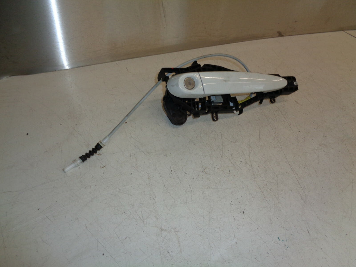 BMW 1 SERIES F21 2018 3DOOR OS DRIVER SIDE DOOR EXTERIOR HANDLE + BRACKET WHITE
