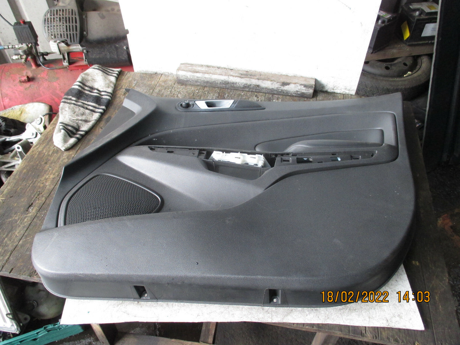 FORD ECOSPORT 2016 OSF DRIVER SIDE FRONT PLASTIC DOOR CARD PANEL TRIM SWITCH