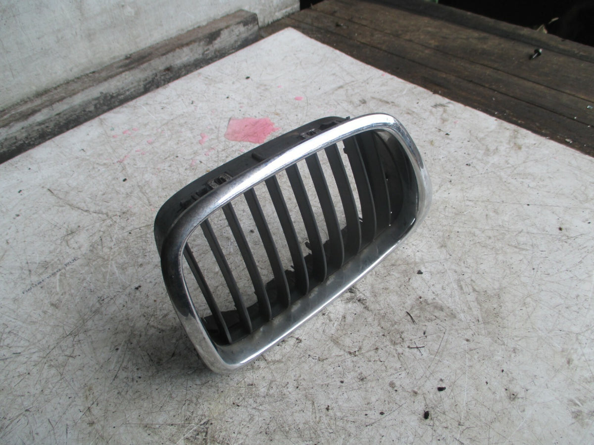 BMW 5 SERIES E39 FRONT RIGHT GRILL 81593140