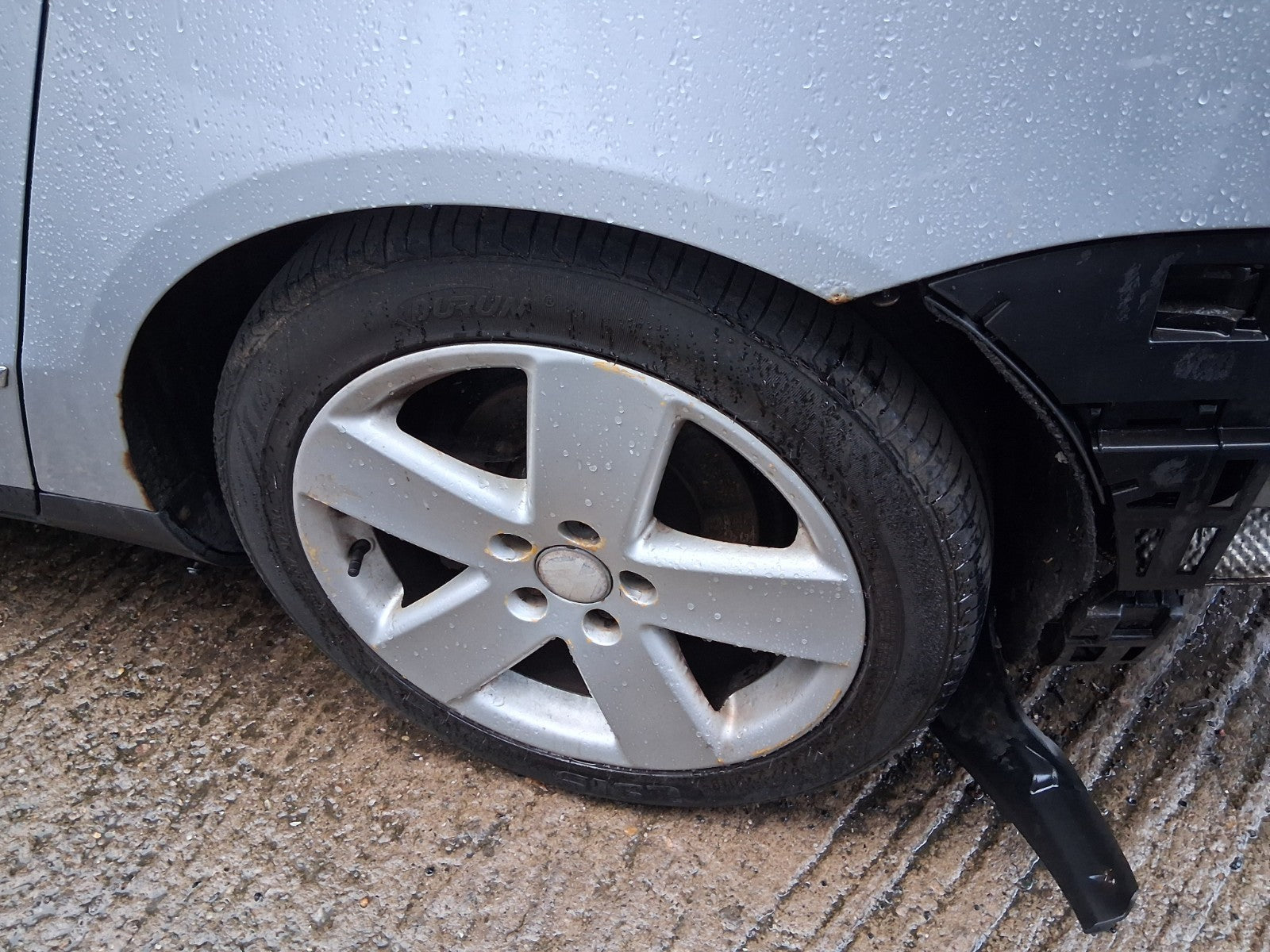 2006 VW VOLKSWAGEN PASSAT B6 17 INCH ALLOY WHEEL WITH TYRE 235/45R17