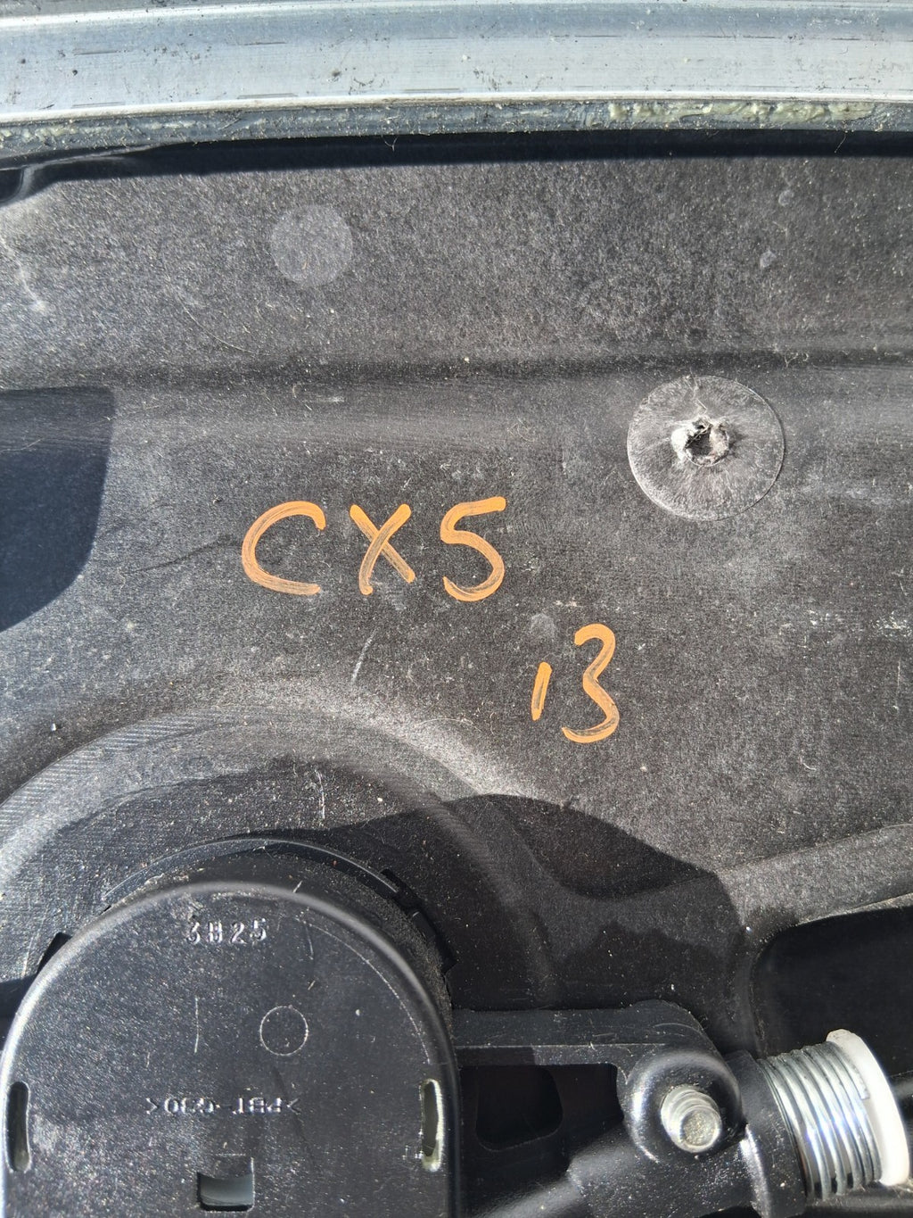 2013 MAZDA CX5 OSR OFF DRIVER RIGHT SIDE REAR DOOR LINER AND REGULATOR KD537297X
