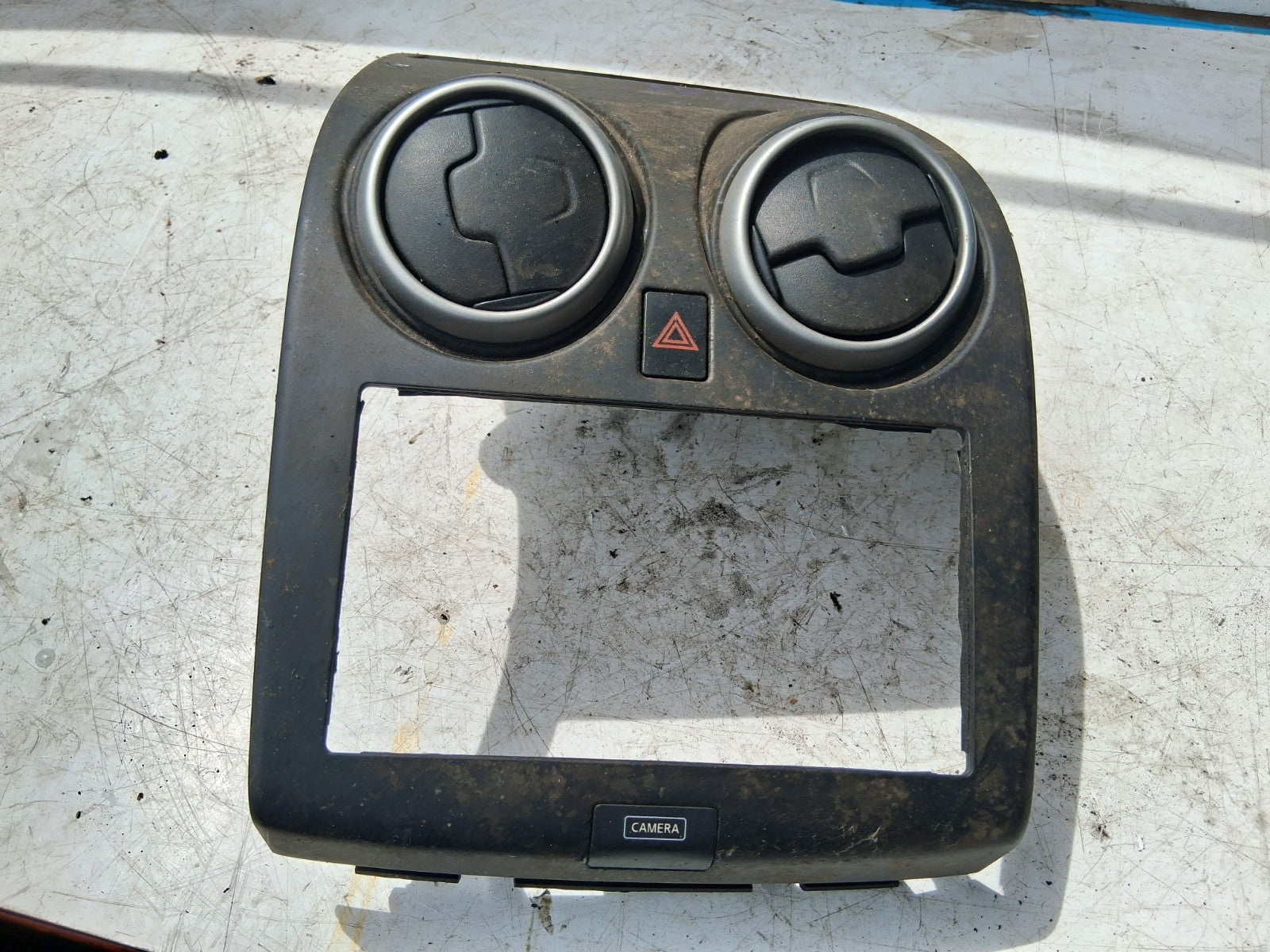 2013 NISSAN QASHQAI J10 FRONT BOTH AIR VENTS & HAZARD SWITCH TRIM P10381A77100