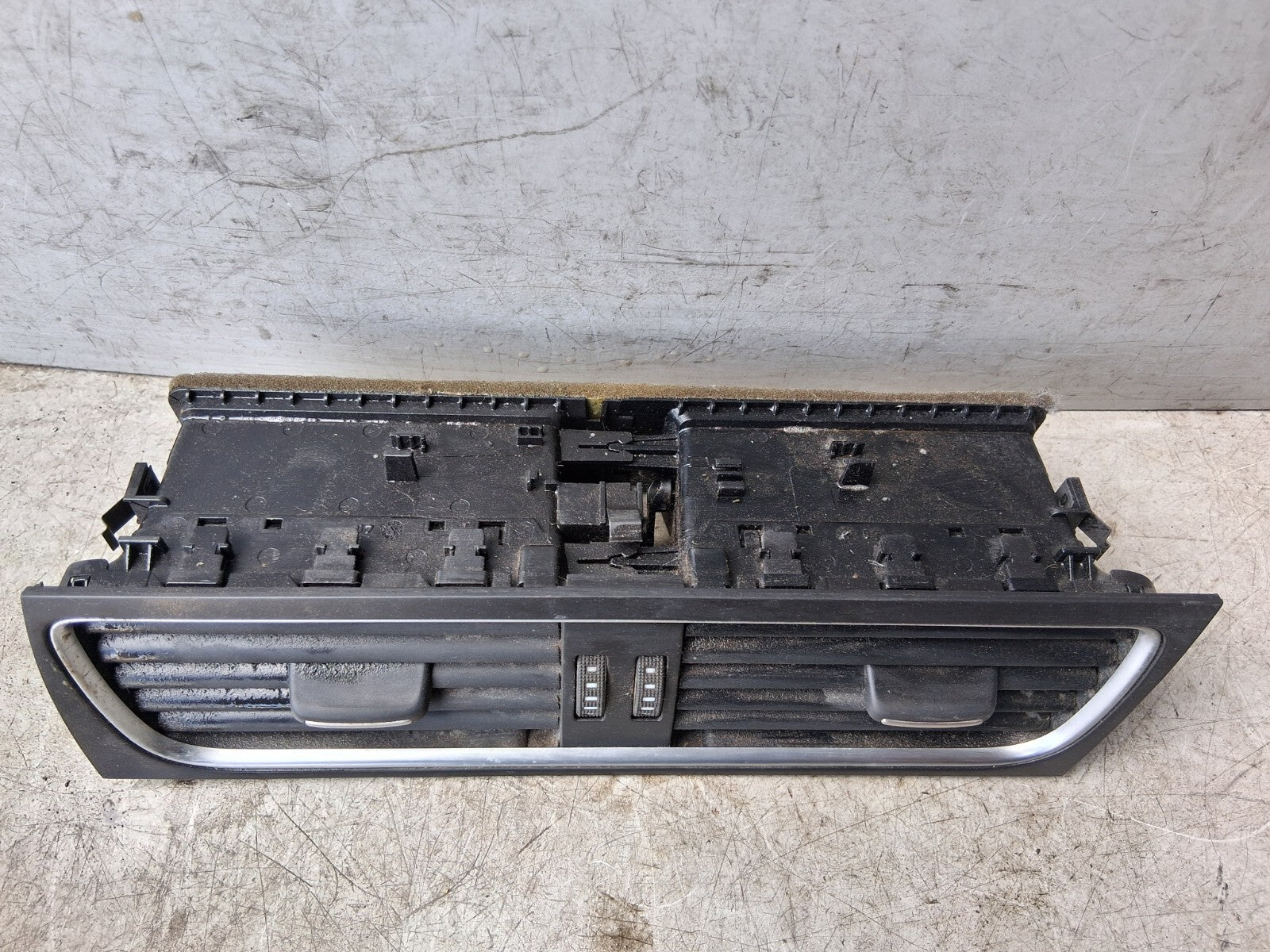 2011 AUDI A4 CENTRE DASHBOARD FRONT AIRVENT 8T2820951B
