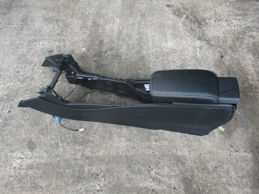 MERCEDES A CLASS W176 PLASTIC CENTRE CONSOLE TRIM & LEATHER HANDREST A1766800900
