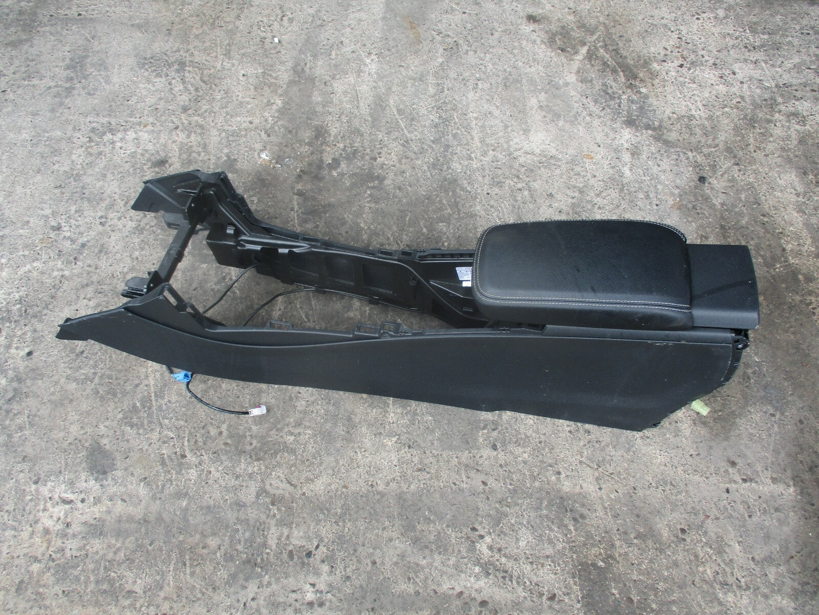 MERCEDES A CLASS W176 PLASTIC CENTRE CONSOLE TRIM & LEATHER HANDREST A1766800900
