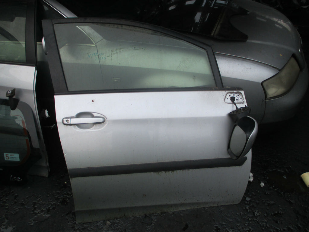 TOYOTA VERSO S 2016 OSF DRIVER SIDE FRONT COMPLETE DOOR SILVER