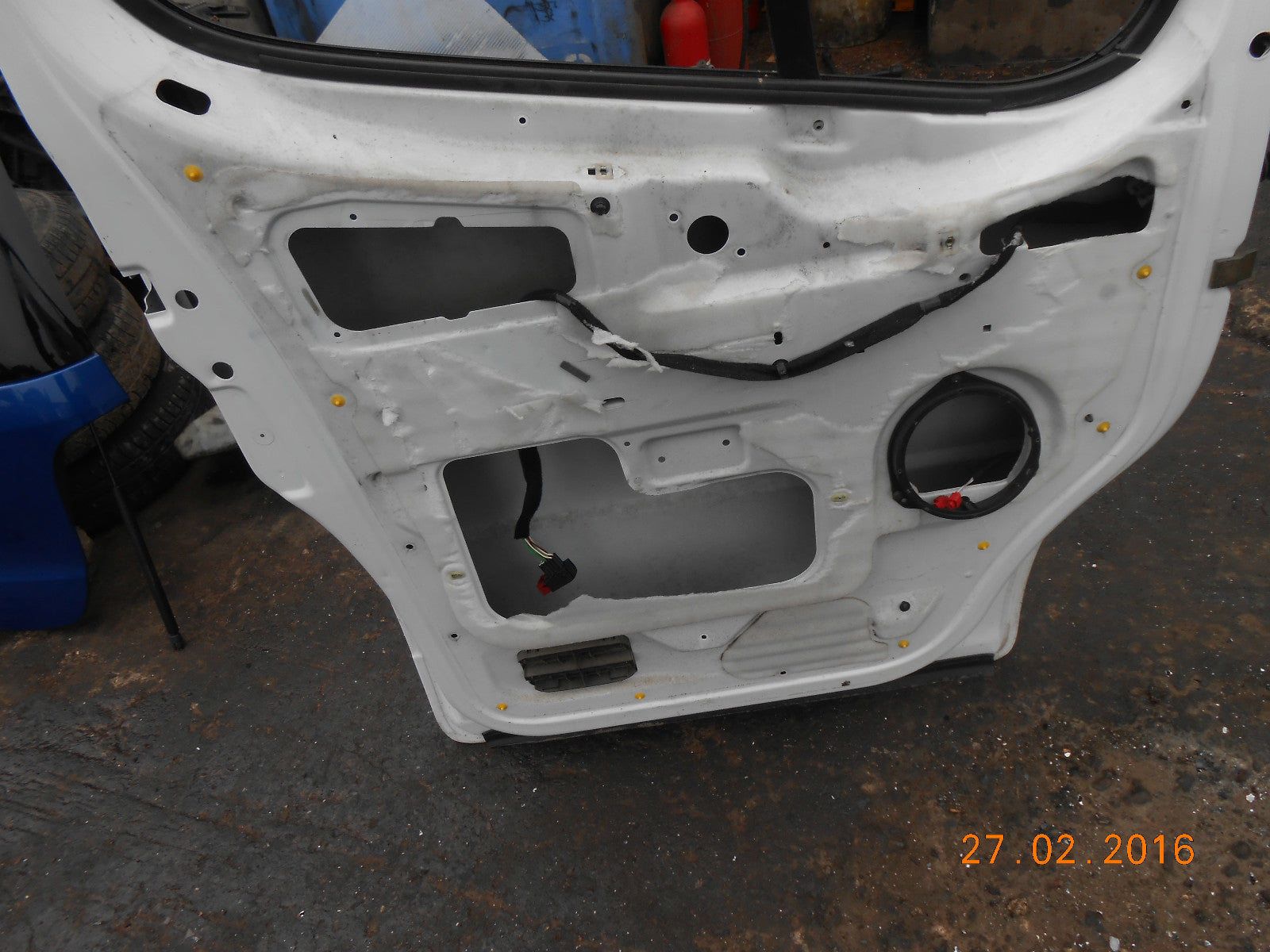 VAUXHALL VIVARO 2003 NSF PASSENGER  SIDE FRONT BARE DOOR TRIM  HINGE WHITE