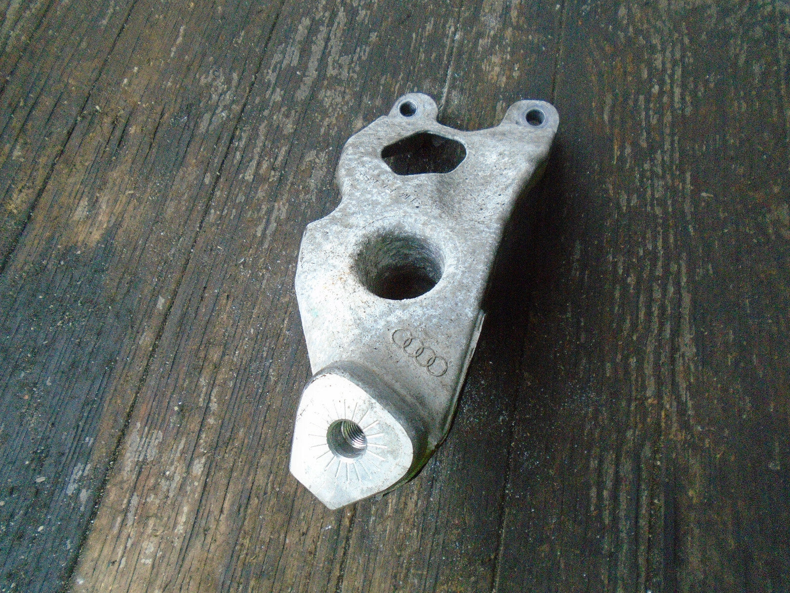 AUDI A4 2014 2.0 DIESEL NS PASSENGER SIDE ENGINE MOUNTING BRACKET 8K0199307