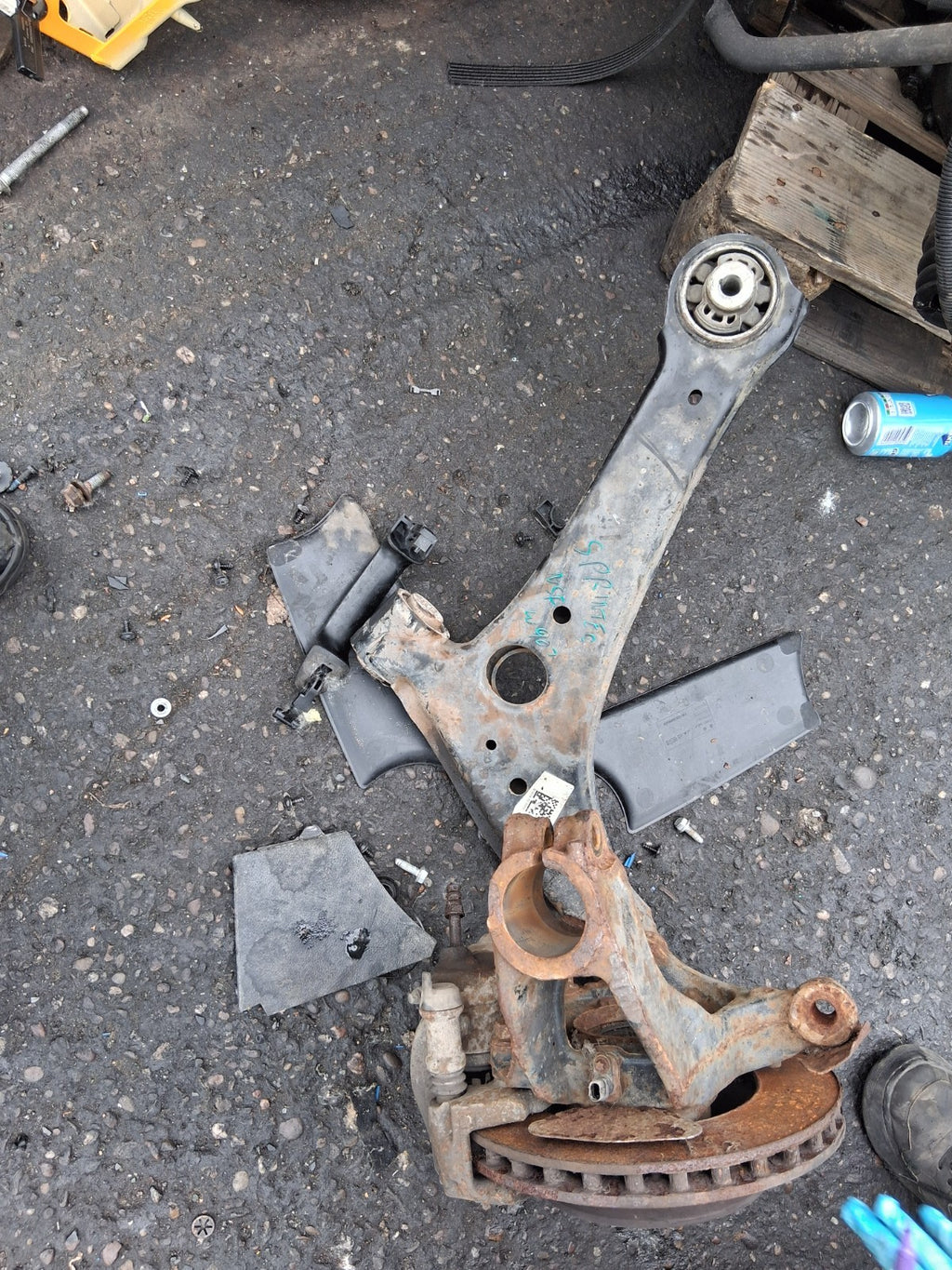 2021 MERCEDES BENZ SPRINTER W907 NSF PASSENGER FRONT LEFT WISHBONE HUB