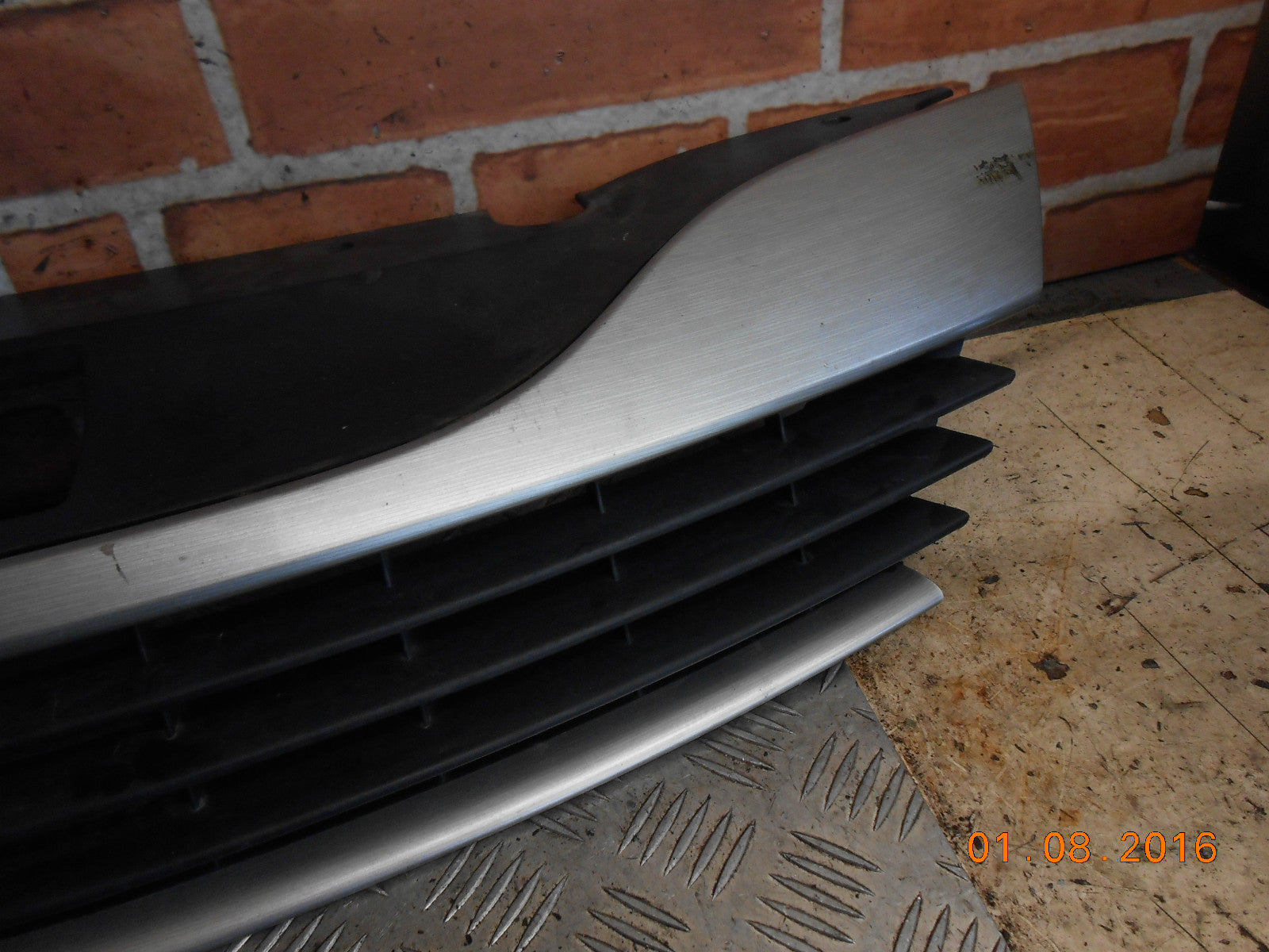 RENAULT LAGUNA 2 MK2 2002 FRONT BUMPER GRILL GRILLE 8200012581