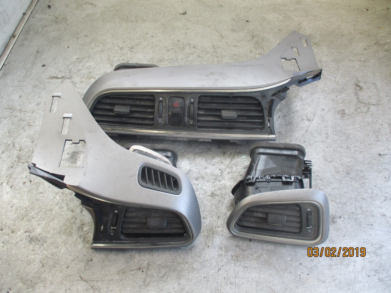 RENAULT KADJAR 2016 CENTRE DASHBOARD AIR VENTS 00209442 00209441 00189113 01