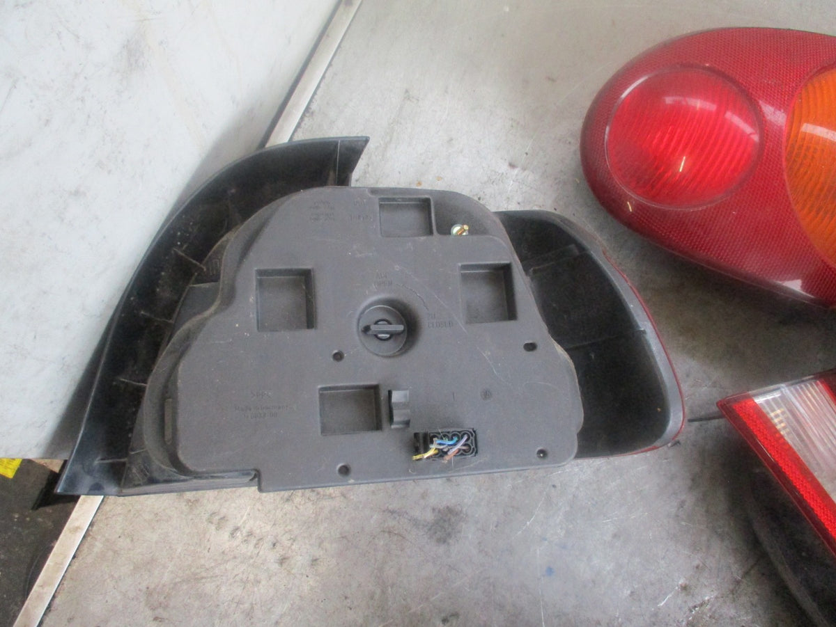 BMW 5 SERIES E39 SALOON NSR PASSENGER SIDE REAR LIGHT 8358031