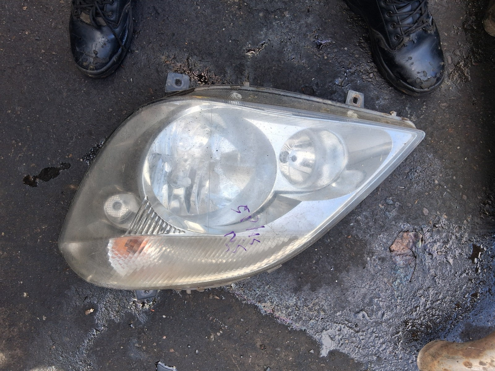 2016 MERCEDES SPRINTER W906 NSF PASSENGER SIDE FRONT LEFT HEADLIGHT A9068200361