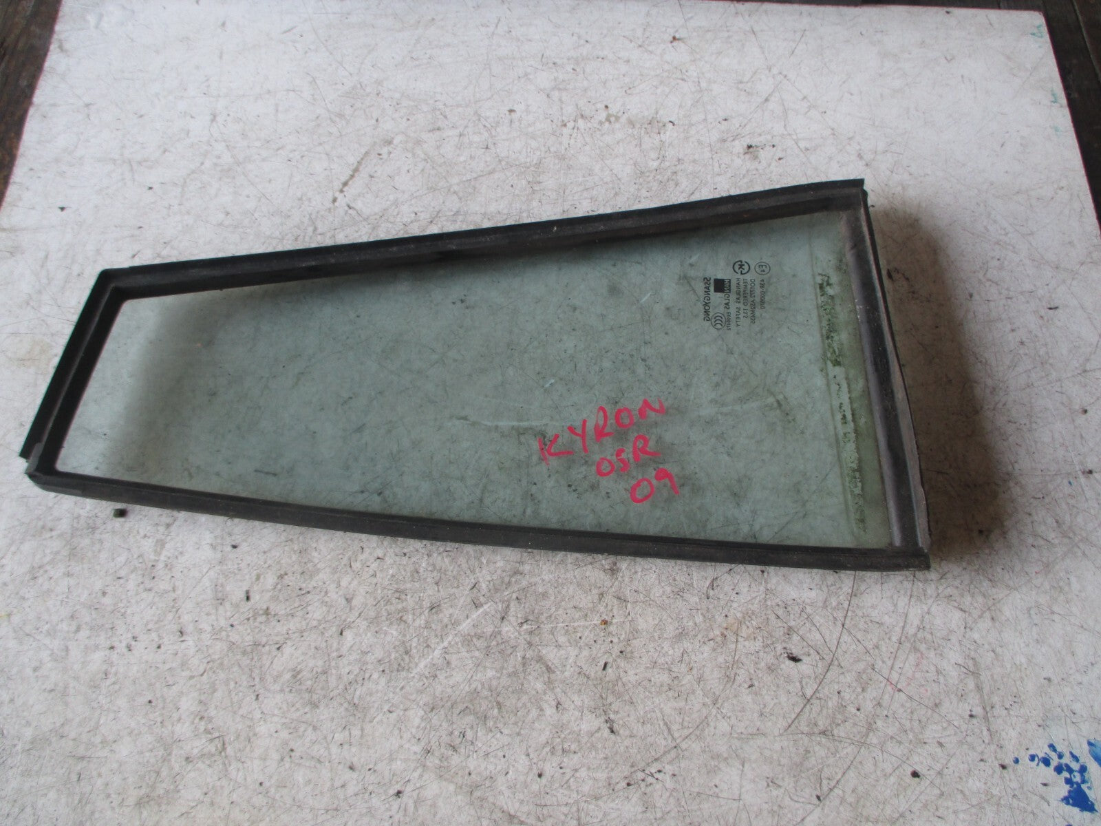SSANGYONG KYRON 2009 5 DOOR OSR DRIVER SIDE REAR QUARTER GLASS