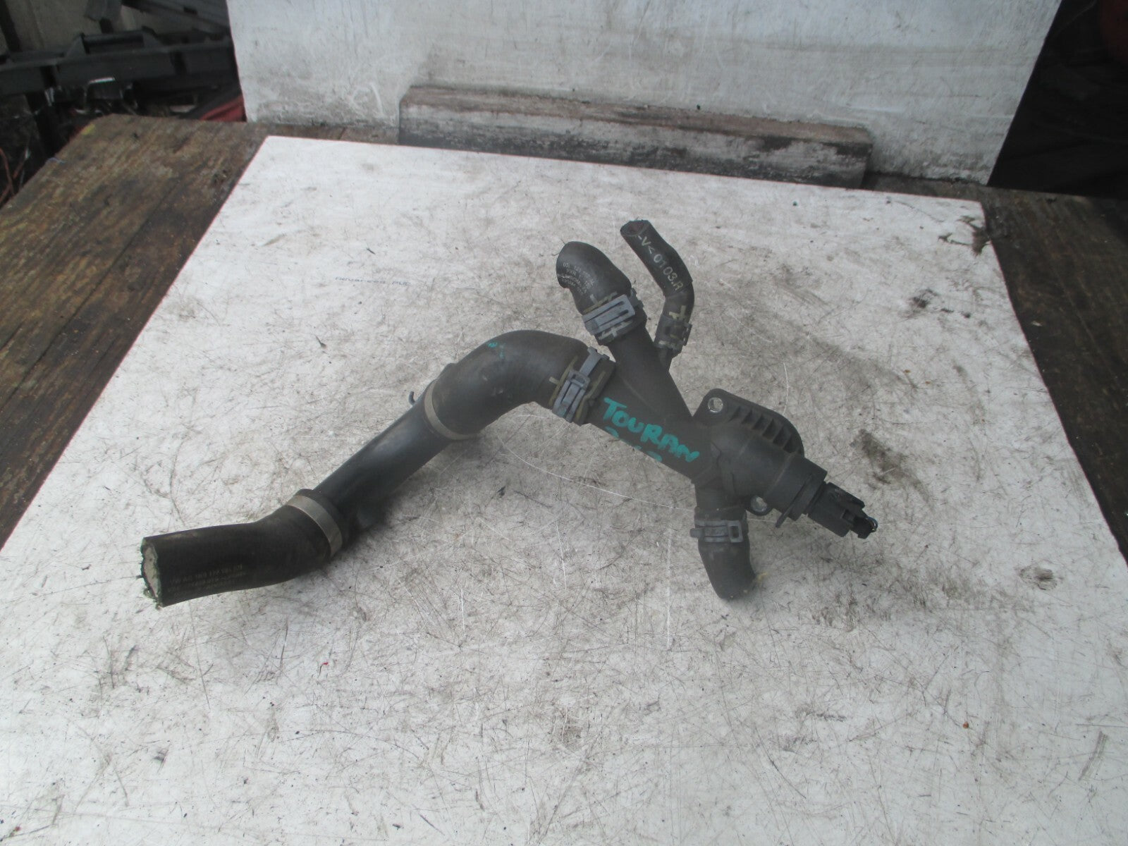 VW VOLKSWAGEN TOURAN 2012 WATER COOLANT CONNECTOR HOSE PIPE FLANGE 03l121131AA