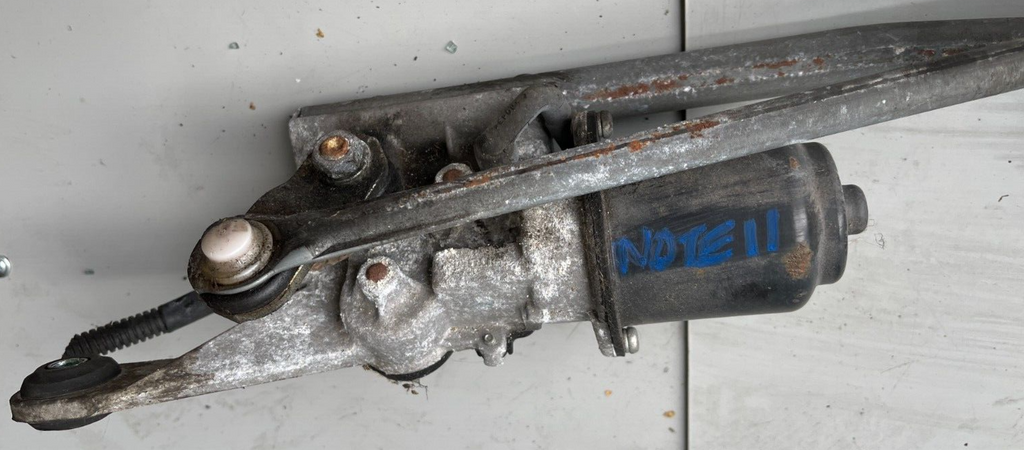 2011 NISSAN NOTE FRONT WINDSCREEN WIPER MOTOR