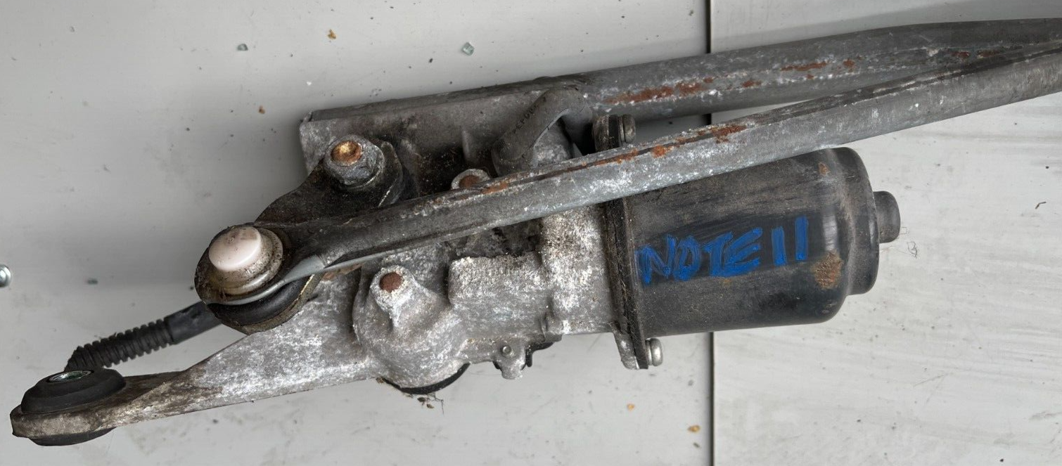 2011 NISSAN NOTE FRONT WINDSCREEN WIPER MOTOR