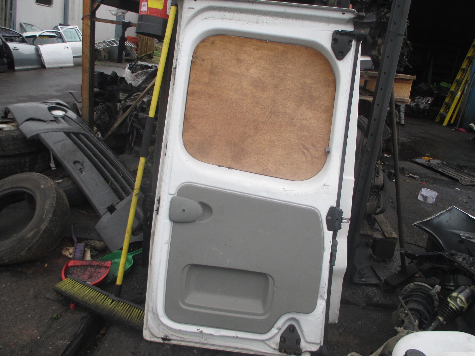 VAUXHALL VIVARO RENAULT TRAFIC MK1 2011 OSR DRIVER SIDE REAR DOOR WHITE