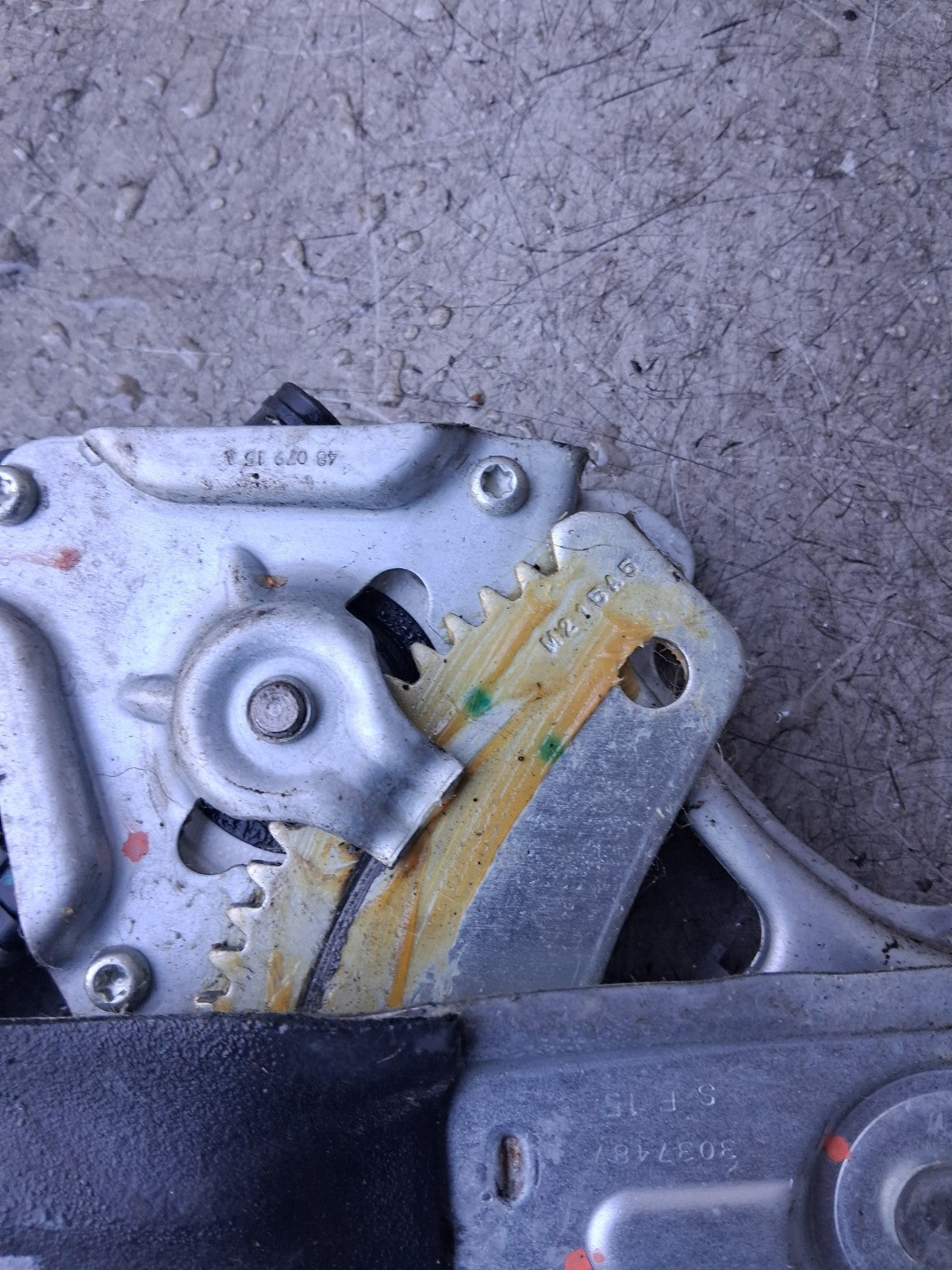 2016 NISSAN NOTE NSR PASSENGER SIDE REAR LEFT WINDOW MOTOR REGULATOR 827301HB1A