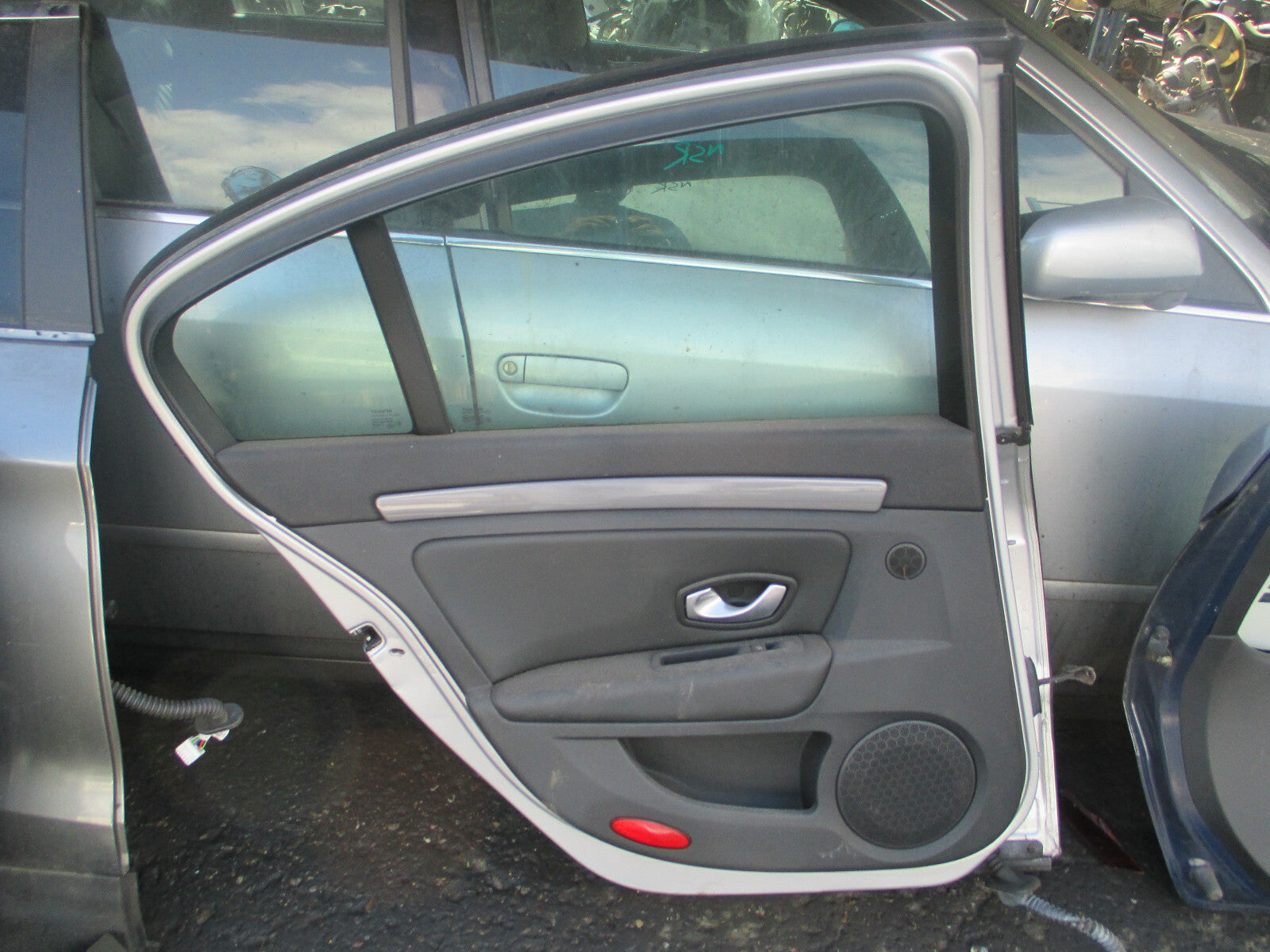 RENAULT LAGUNA MK3 2008 NSR PASSENGER SIDE REAR COMPLETE DOOR SILVER