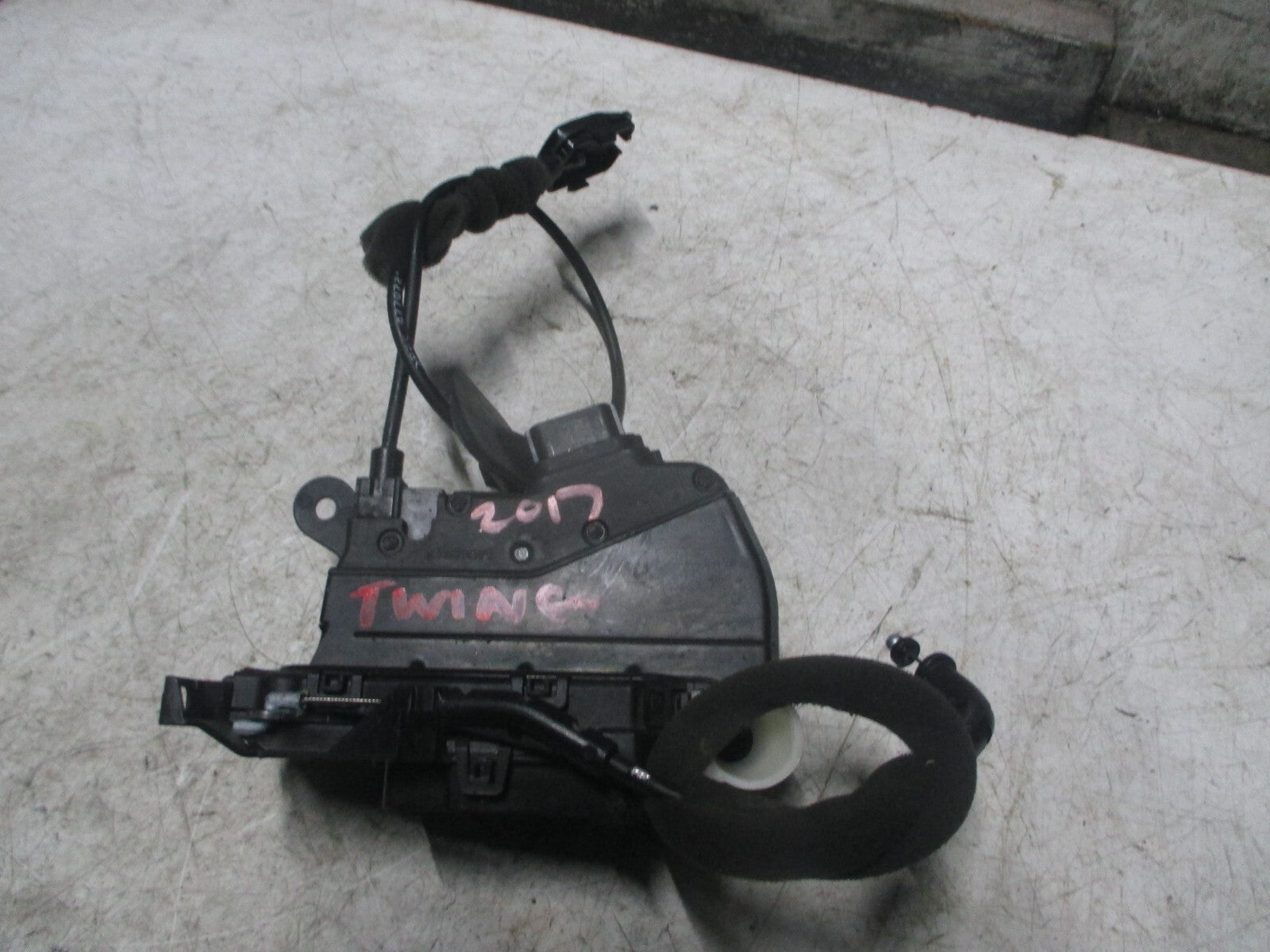 RENAULT TWINGO MK3 2017 NSF PASSENGER SIDE FRONT DOOR LOCK MECHANISM 825030660R