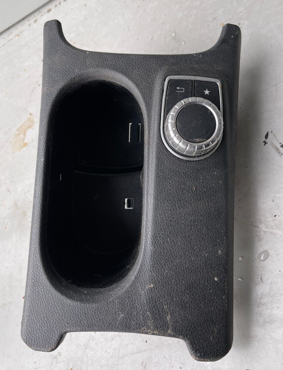 MERCEDES A CLASS W176 CENTRE CONSOLE CUP HOLDERS AND SAT NAV A1766800310