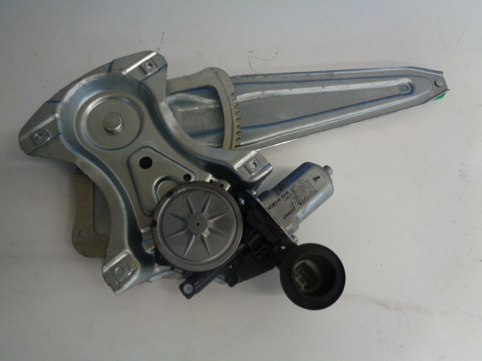 TOYOTA YARIS 2014 MK3 OSR DRIVER SIDE REAR WINDOW MOTOR AND REGULATOR 857200D120