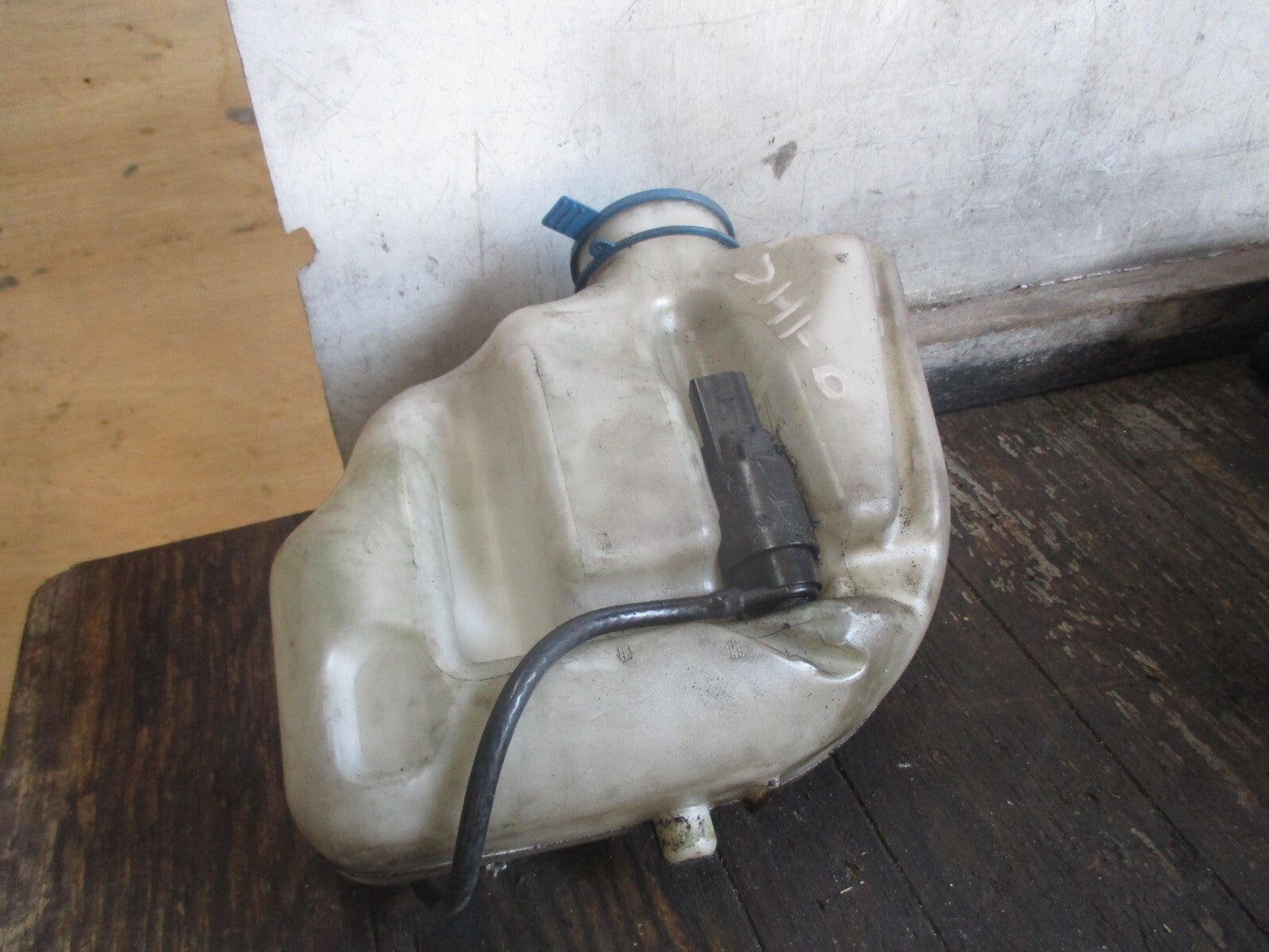 MERCEDES BENZ VITO W639 WINDSCREEN FLUID WASHER RESERVOIR A6398690320